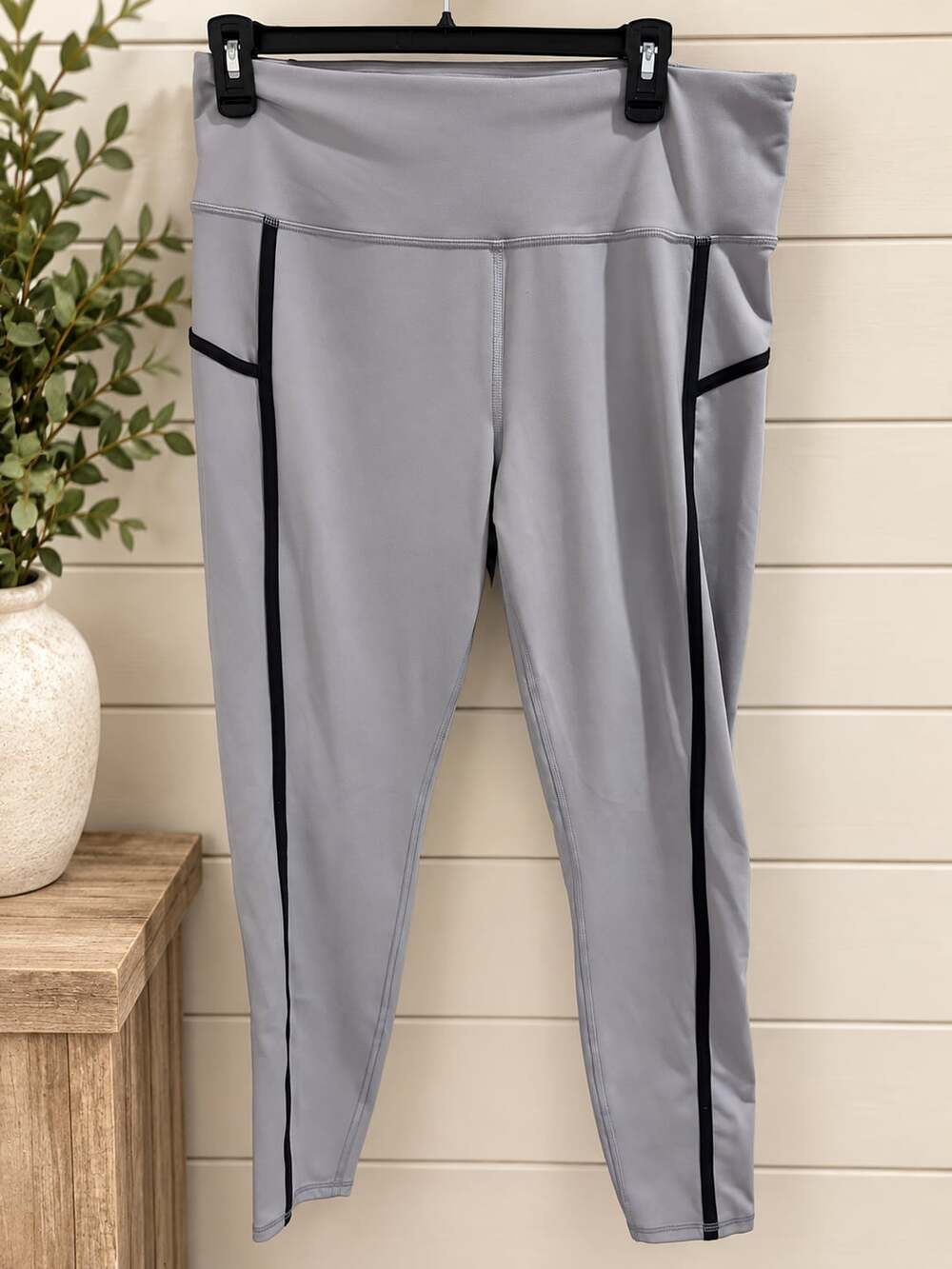 Motion Athletic Leggings Size XL Gray Black Piping Activewear